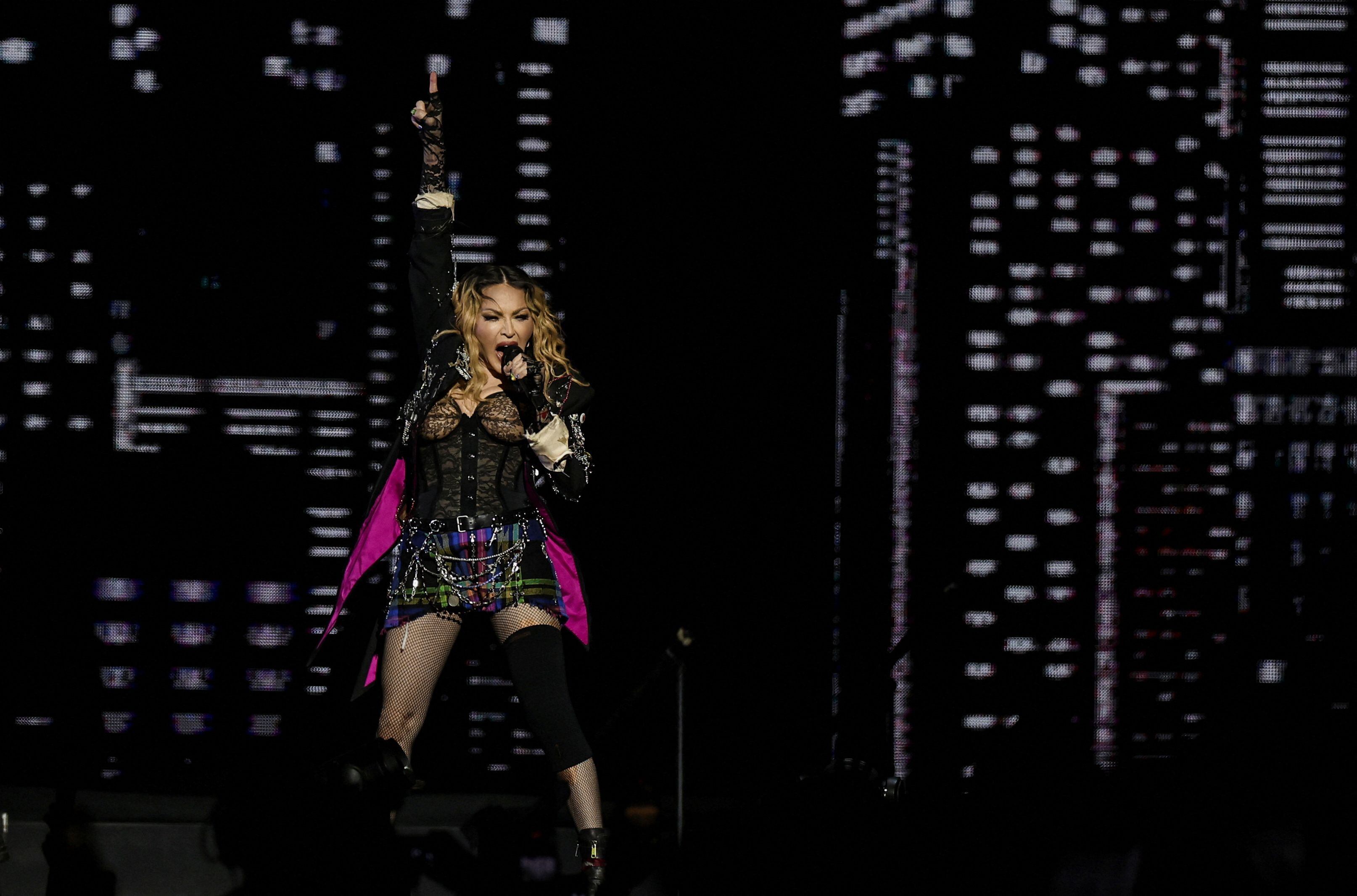 Uno de los looks más llamativos de Madonna durante su show en Río de Janeiro (REUTERS/Pilar Olivares)