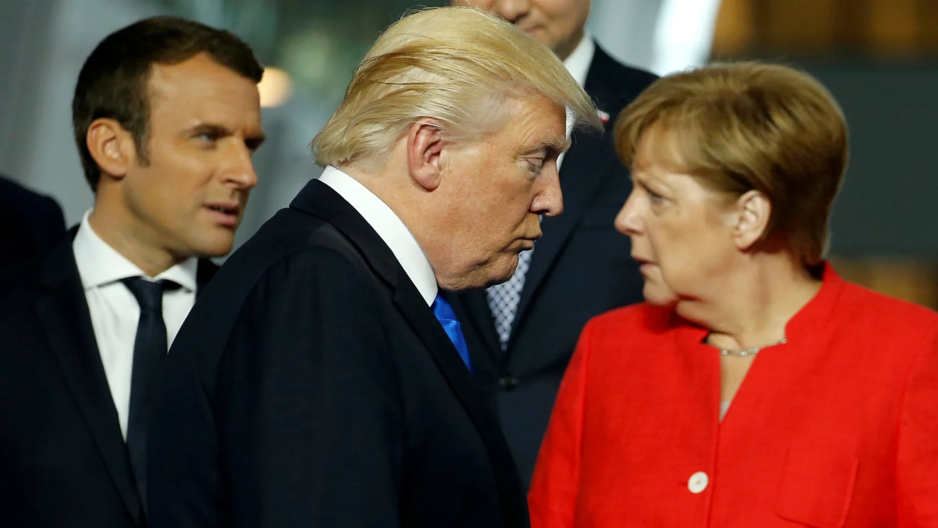 Donald Trump, Emmanuel Macron y Angela Merkel, durante la reunión de la OTÁN el jueves (Reuters)