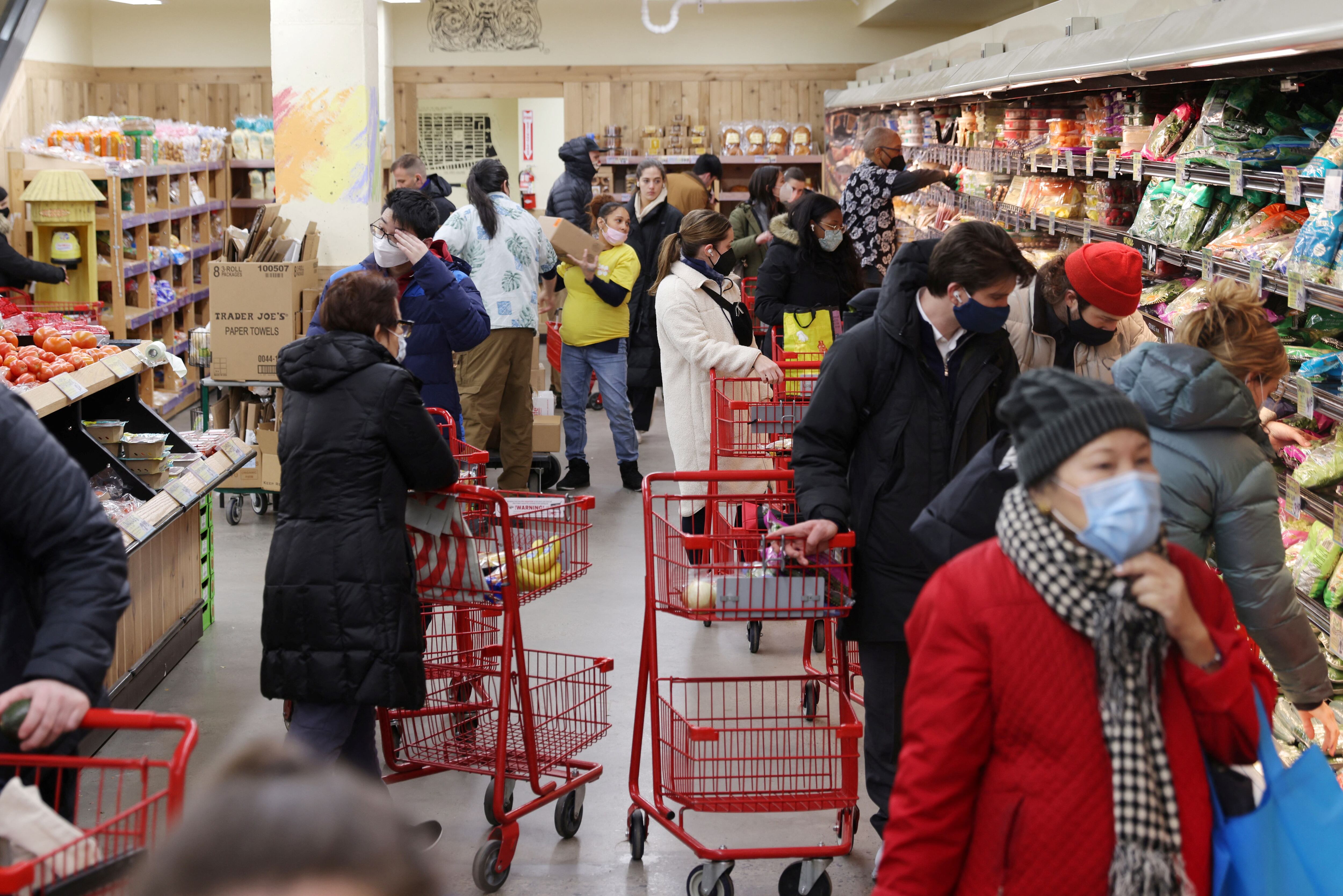 La gente compra en una tienda de comestibles en Manhattan, Nueva York, Estados Unidos, el 28 de marzo de 2022. REUTERS/Andrew Kelly