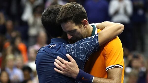 El abrazo entre los finalistas (AFP)