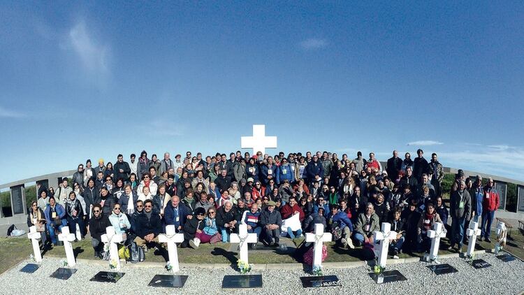 26 de marzo de 2018: el primer viaje histÃ³rico en que familiares de soldados identificados en Malvinas llegaron hasta el cementerio de Darwin para rendir honor a sus seres queridos (Telam)
