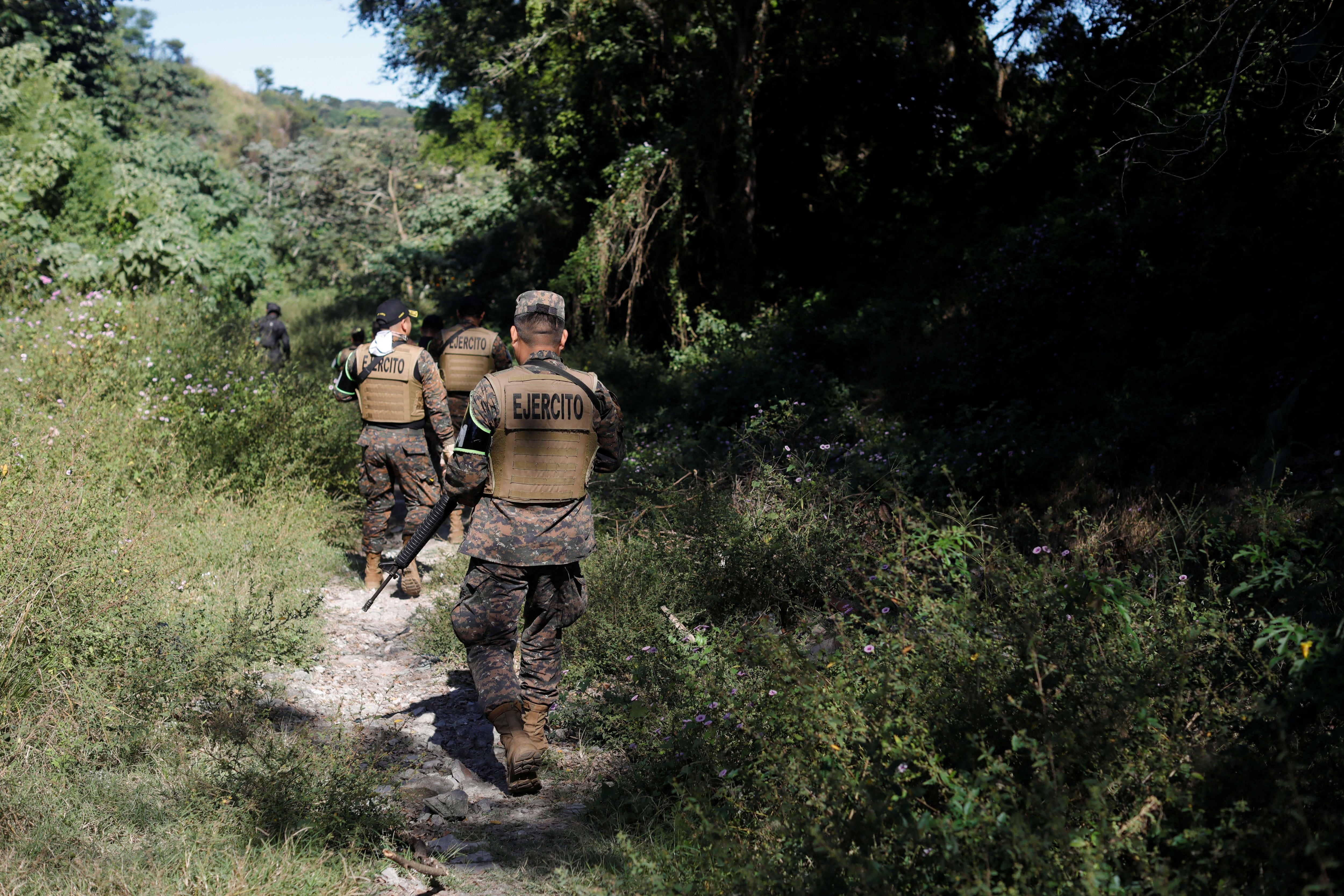Más de 8.000 militares y policías fueron desplegados en el departamento de Cabañas para perseguir a miembros de la Mara Salvatrucha. (REUTERS/Jose Cabezas)