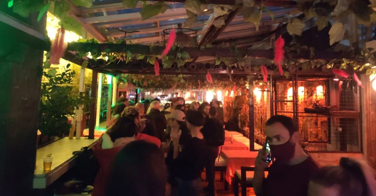 Os bares clandestinos que se passavam por clubes e sindicatos que foram fechados pelas autoridades em Bogotá
