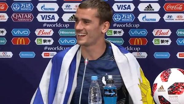 Antoine-Griezmann-con-la-bandera-uruguaya-3.jpg