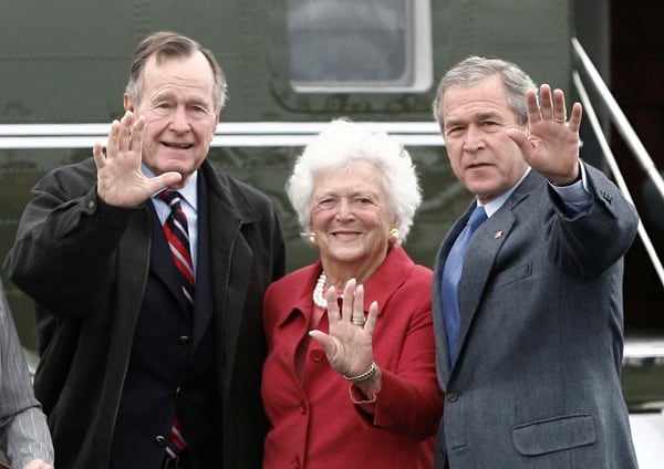 Barbara con su esposo y su hijo George W. (REUTERS)