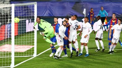 El momento exacto: la pelota pega en el poste después del córner de Messi (Foto: Reuters)