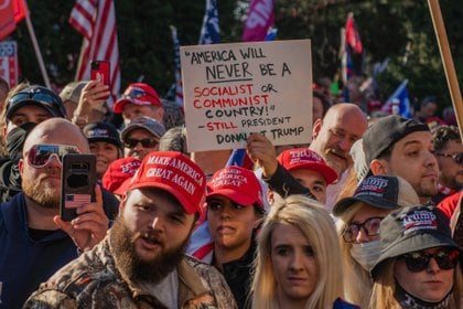 Simpatizantes del presidente de Estados Unidos, Donald Trump, se manifiestan a las puertas de la Corte Suprema por el resultado de las elecciones presidenciales del 3 de noviembre.  (IMAGESPACE / ZUMA PRESS / CONTACTOPHOTO)