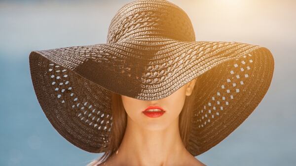 Los rayos ultravioleta producen un efecto que altera seriamente sus propiedades elásticas por lo que se recomienda el uso de sombreros y o protector solar