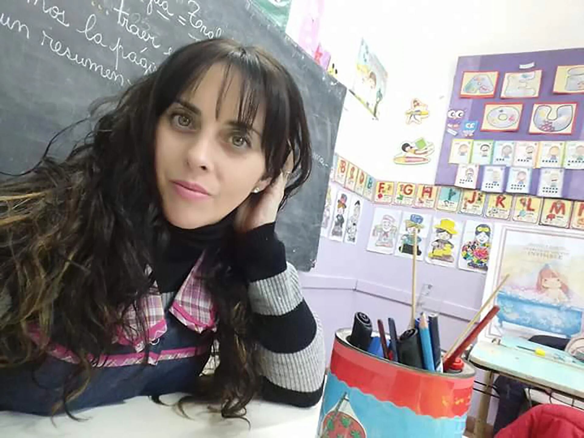 Eliana en la escuela en la que debutó como docente a los 40 años