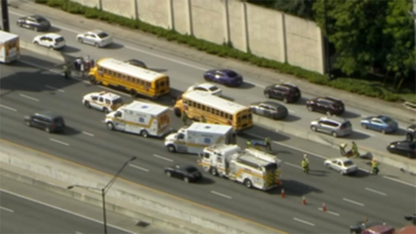 Se desconoce todavÃ­a las circunstancias y causas del accidente en que se vio implicado el autobÃºs escolar de World Kids Transportation (Foto: NBC6)