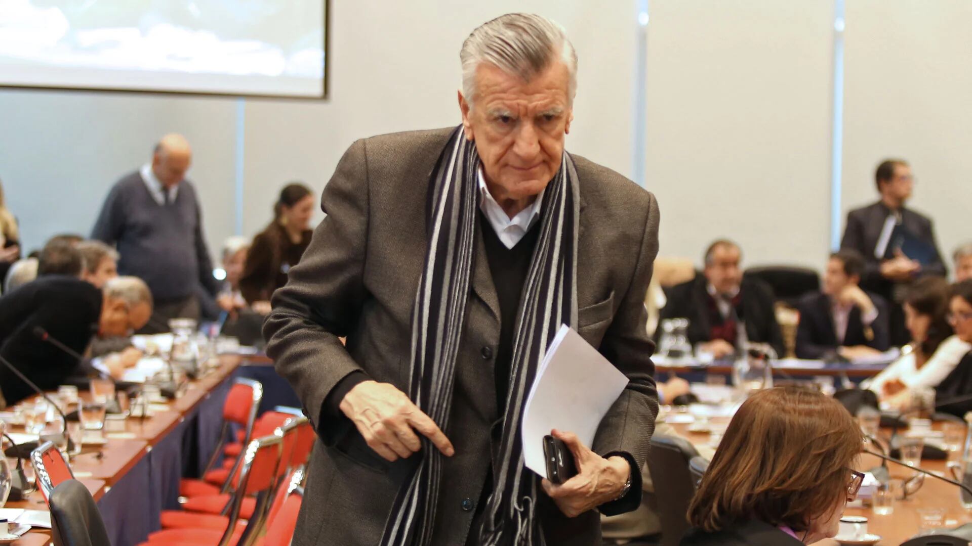 José Luis Gioja se retira de una reunión de comisión en Diputados (Télam)