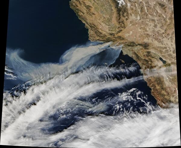 El humo de los incendios en California, en una toma satelital de la NASA