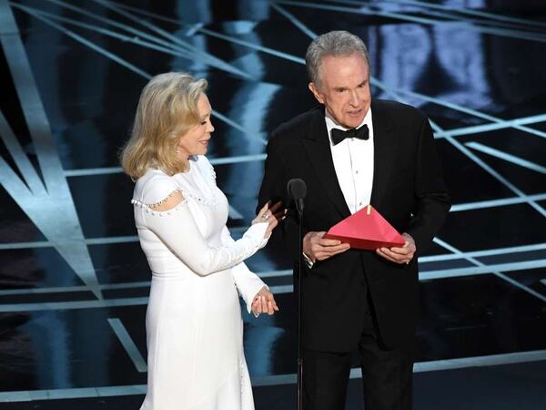 Faye Dunaway y Warren Beatty durante la entrega del Oscar a la “Mejor película” el 26 de febrero de 2017