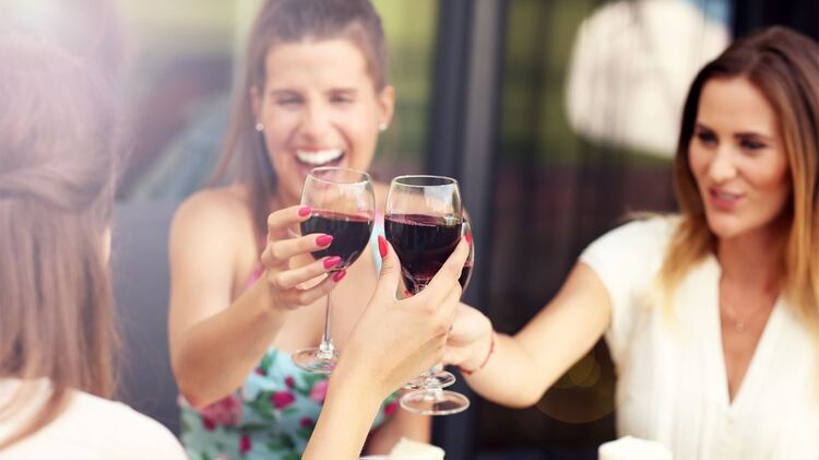 Lo que se sabía es que beber vino tinto con moderación es beneficioso para el aparato cardiovascular (Shutterstock)
