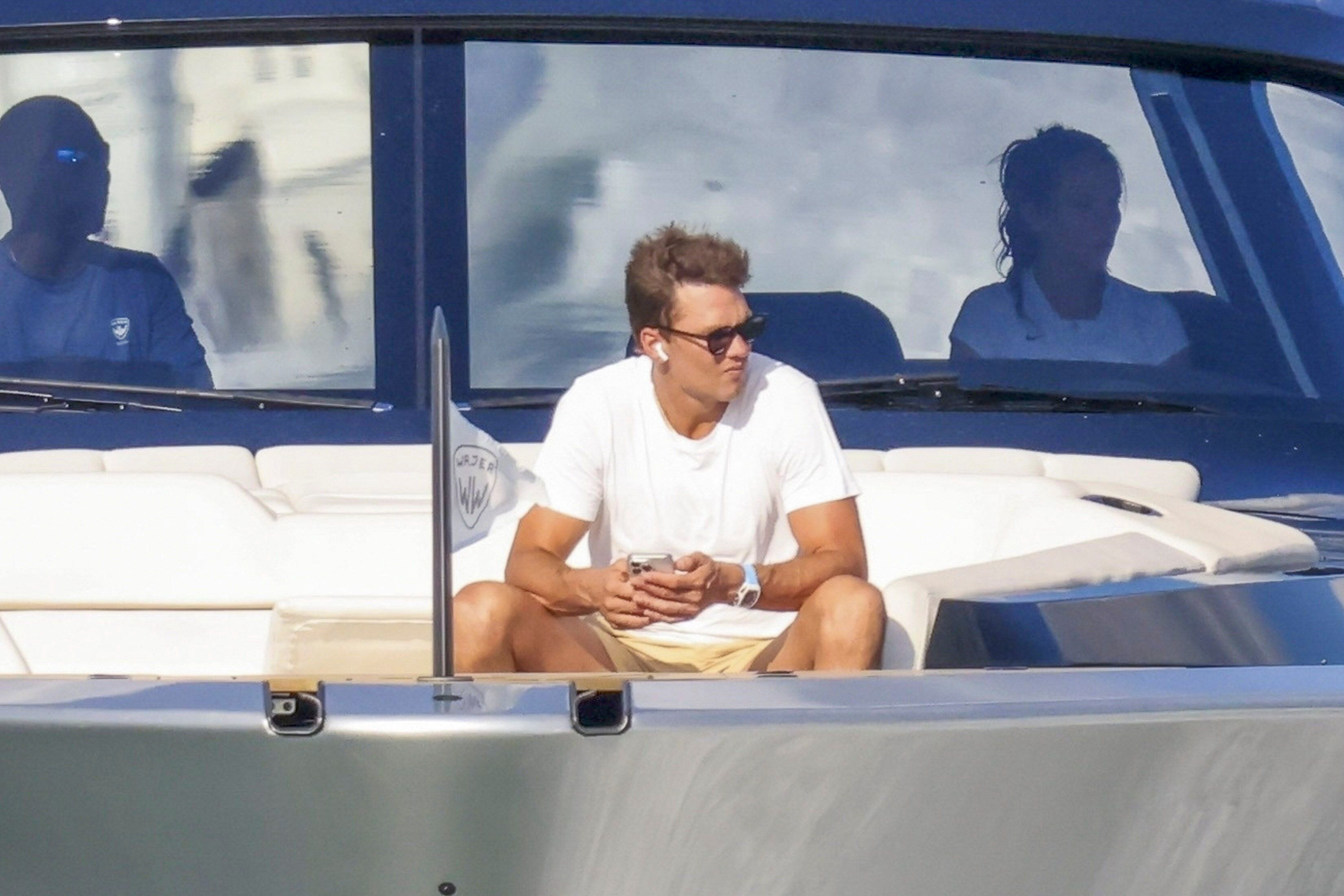 El ex jugador de los Tampa Bay Buccaneers se mostró en un viaje en Miami Beach sin Irina Shayk (Backgrid/The Grosby Group)