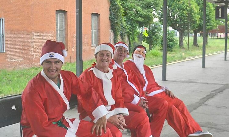 Oscar en una de sus recorridas con los hijos de Silvia, que a veces lo acompañan también vestidos de Papá Noel.