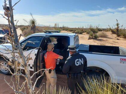 Los elementos del INM aplicaron el protocolo de rescate de migrantes y, junto con la GN acudieron al desierto para encontrar a la extranjera  (Foto: Twitter @INAMI_mx)
