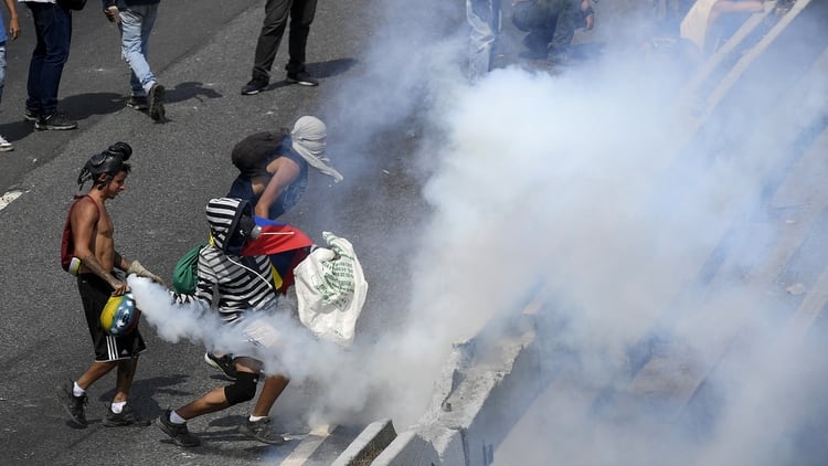 Los venezolanos siguen en las calles exigiendo la caída de la dictadura (Federico PARRA / AFP)