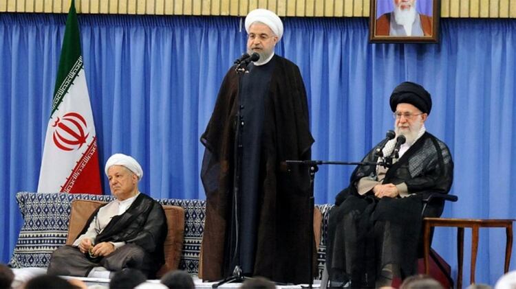 El presidente de Irán, Hassan Rouhani, junto al líder supremo del régimen, ayatollah Ali Khamenei (Reuters)