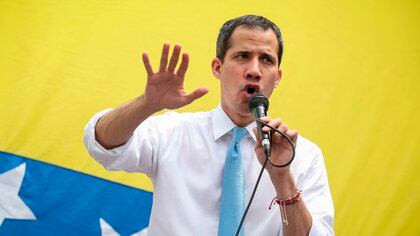Juan Guaidó llamó a los venezolanos a no participar del "fraude" electoral del próximo 6 de diciembre (EFE/Rayner Peña R.)