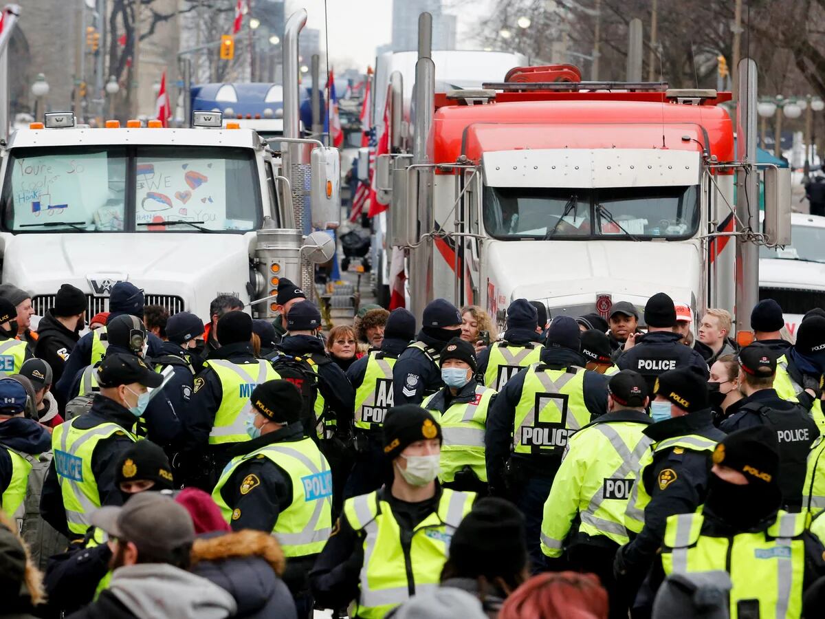 Canadá se prepara para acabar con el bloqueo en la frontera con EEUU y  movilizó a la policía al puente Ambassador - Infobae