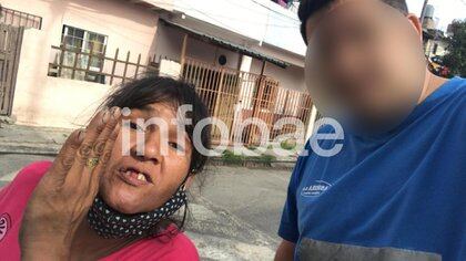 La madre de M. tras ser encontrada en la villa Cildañez por un referente barrial (Infobae)
