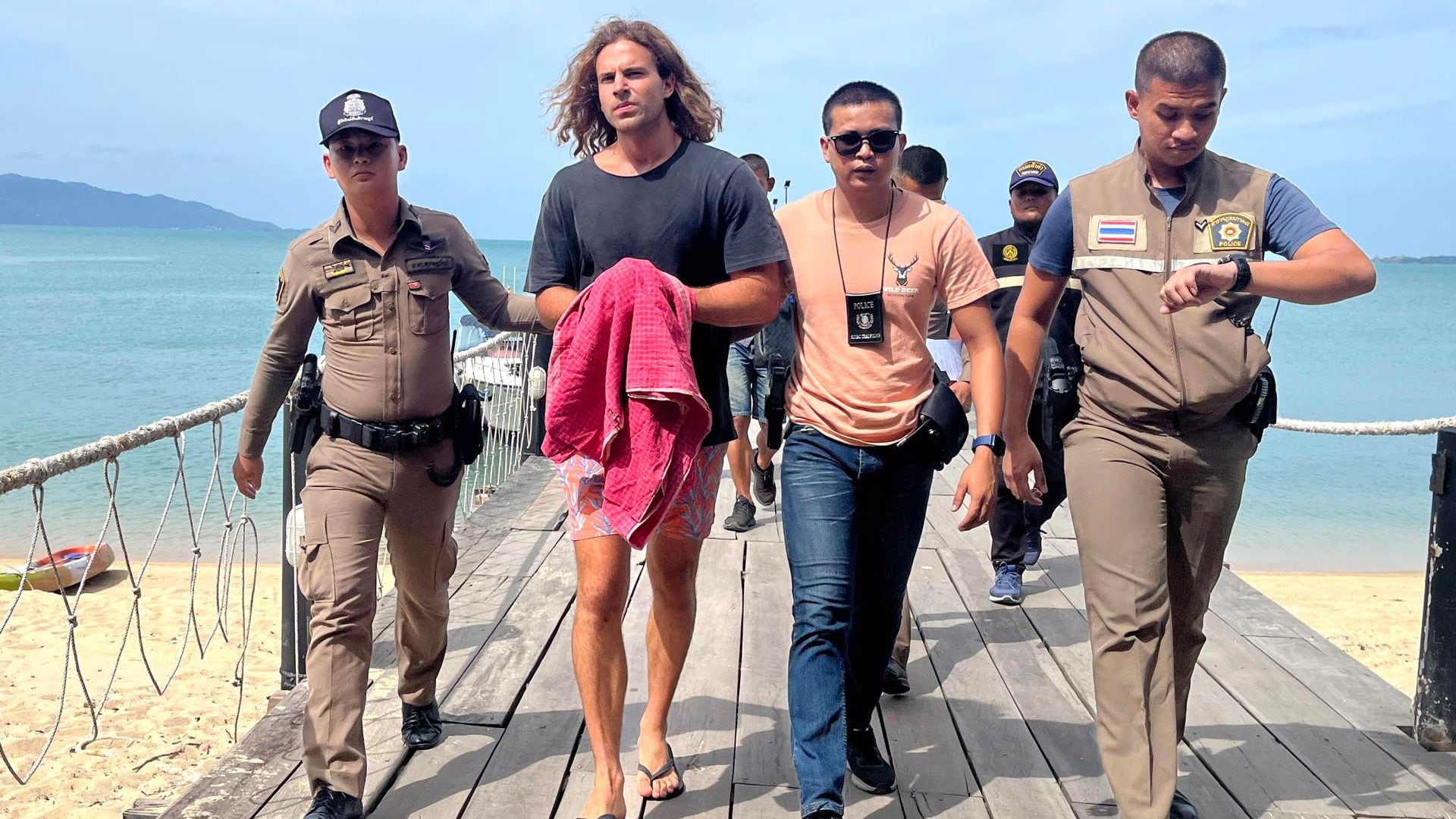 Daniel Sancho, hijo del actor Rodolfo Sancho, es escoltado por la policía tailandesa en el puerto de la isla Koh Samui, en Tailandia, de camino a los juzgados. Foto: EFE/Somkeat Ruksaman