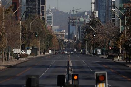 Una calle casi vacía en Santiago de Chile en medio del brote de coronavirus., el 18 de mayo de 2020 (REUTERS/Ivan Alvarado)