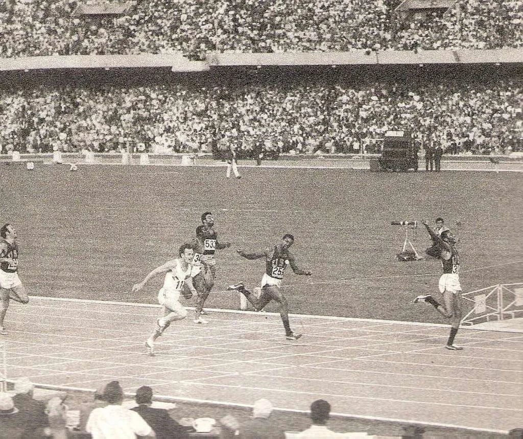 Tommie Smith se adjudicó la carrera de 200 metros, antes de realizar el Black Power