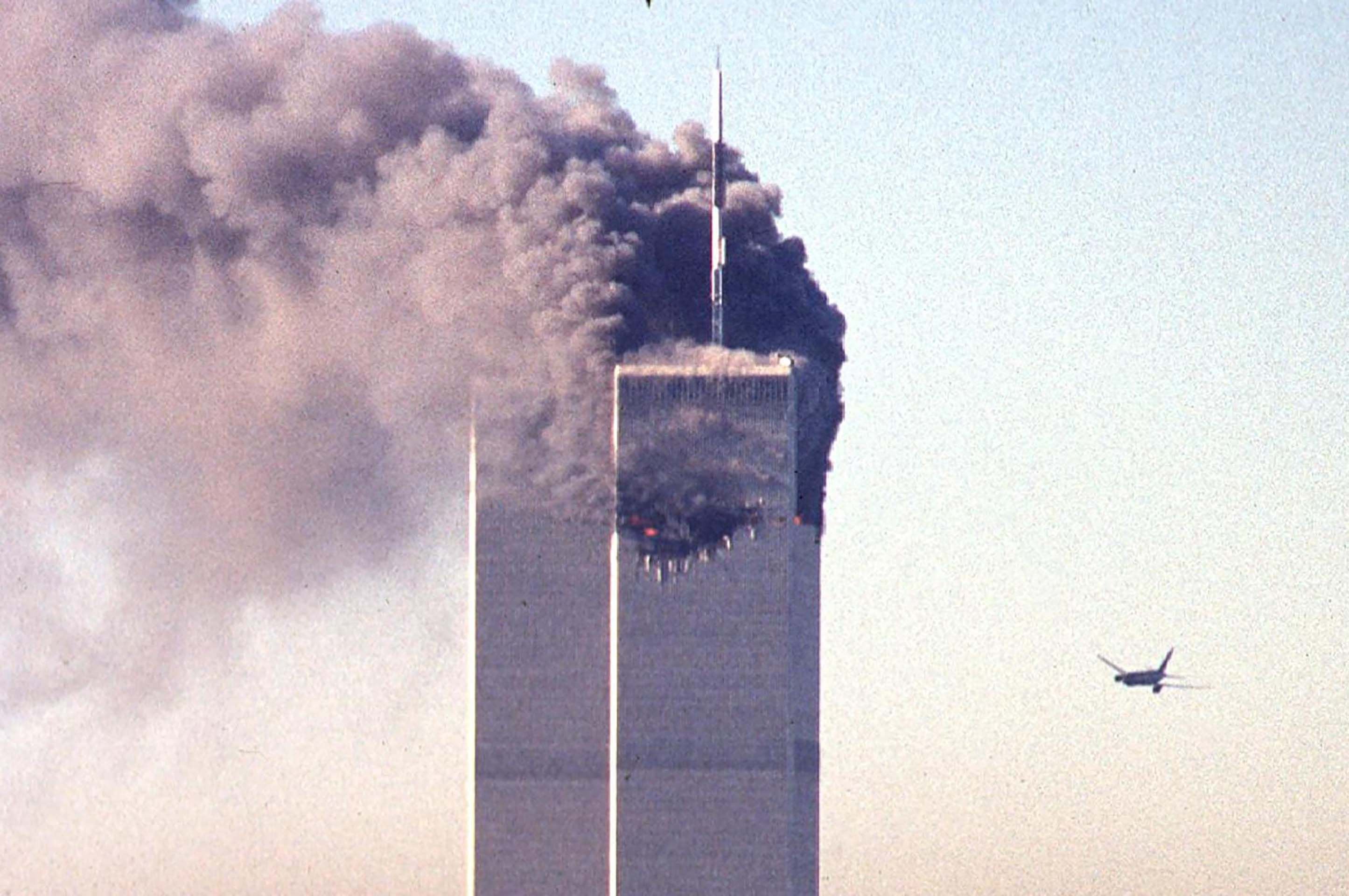 Apenas 18 minutos después del primer impacto del vuelo 11 de American Airlines contra la Torre Norte, sucedido a las 8.46 del 11 de septiembre, un Boeing de United Airlines impactó entre las plantas 77 a 85 de la Torre Sur. Las cámaras, ya apuntadas hacía allí, tomaron la terrible imagen: el avión se acerca a punto de estrellarse. (Foto: SETH MCALLISTER / AFP)