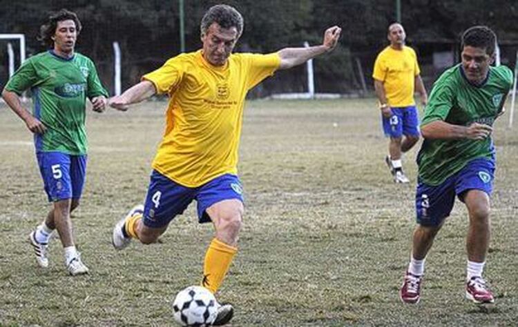Macri jugando uno de sus deportes favoritos en 2011.