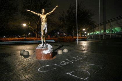 Estatua de Zlatan vandalizada en Suecia.