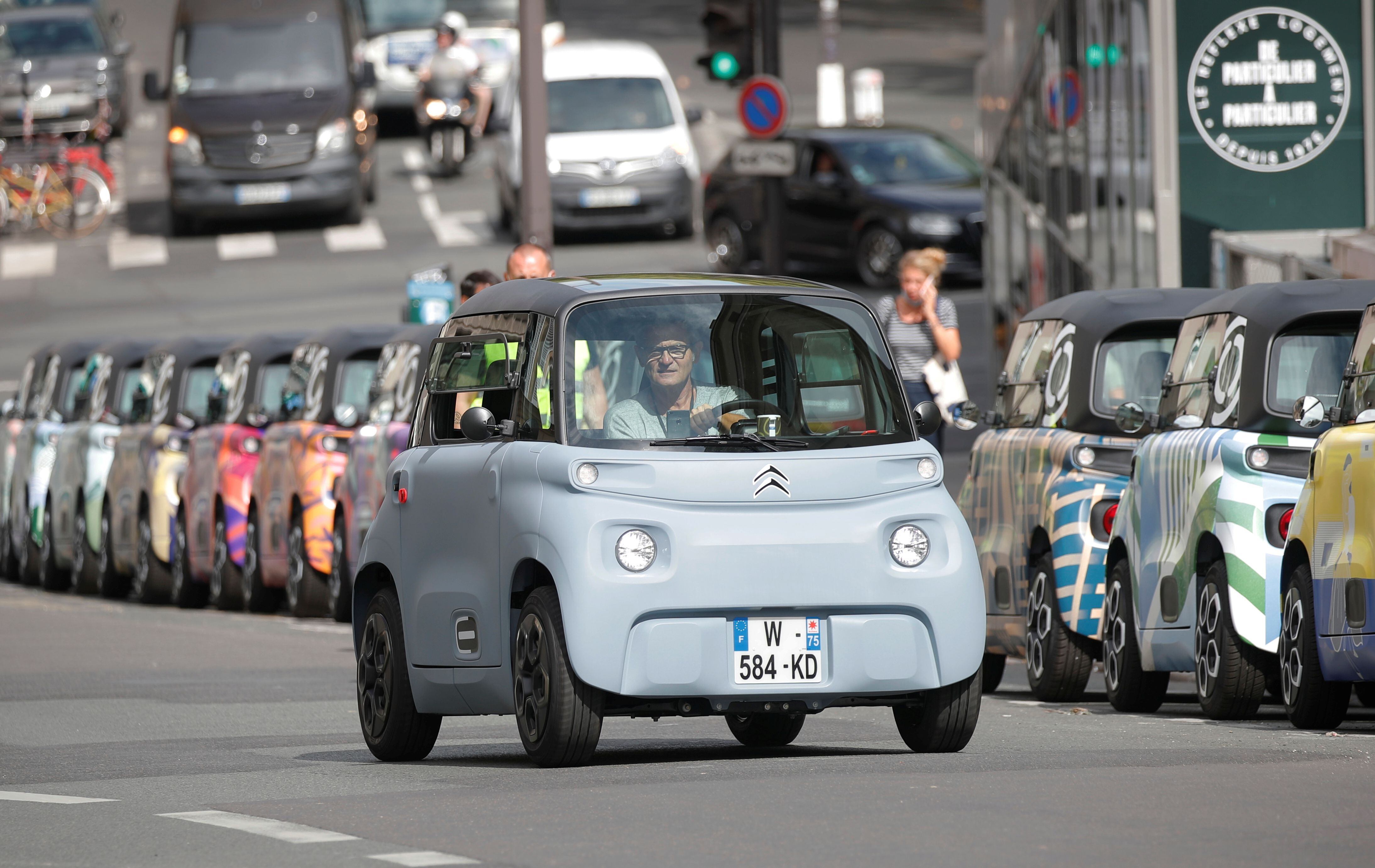 El Citroën Ami es una de las soluciones de movilidad liviana y económica que está ganando las calles en Europa.  REUTERS/Charles Platiau