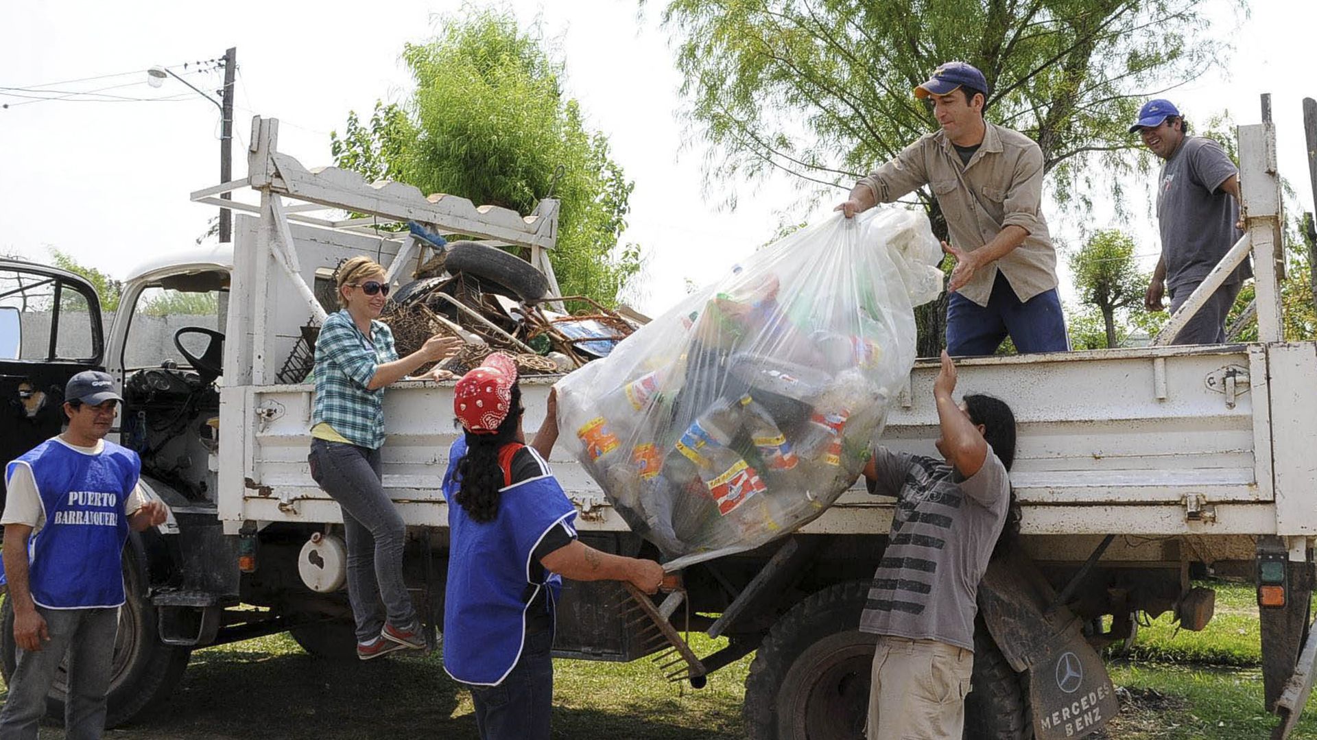 La eliminación de recipientes que contienen agua (tanto sucia como limpia) es clave para evitar la proliferación de mosquitos. Ponen huevos en espacios con agua/ Télam 