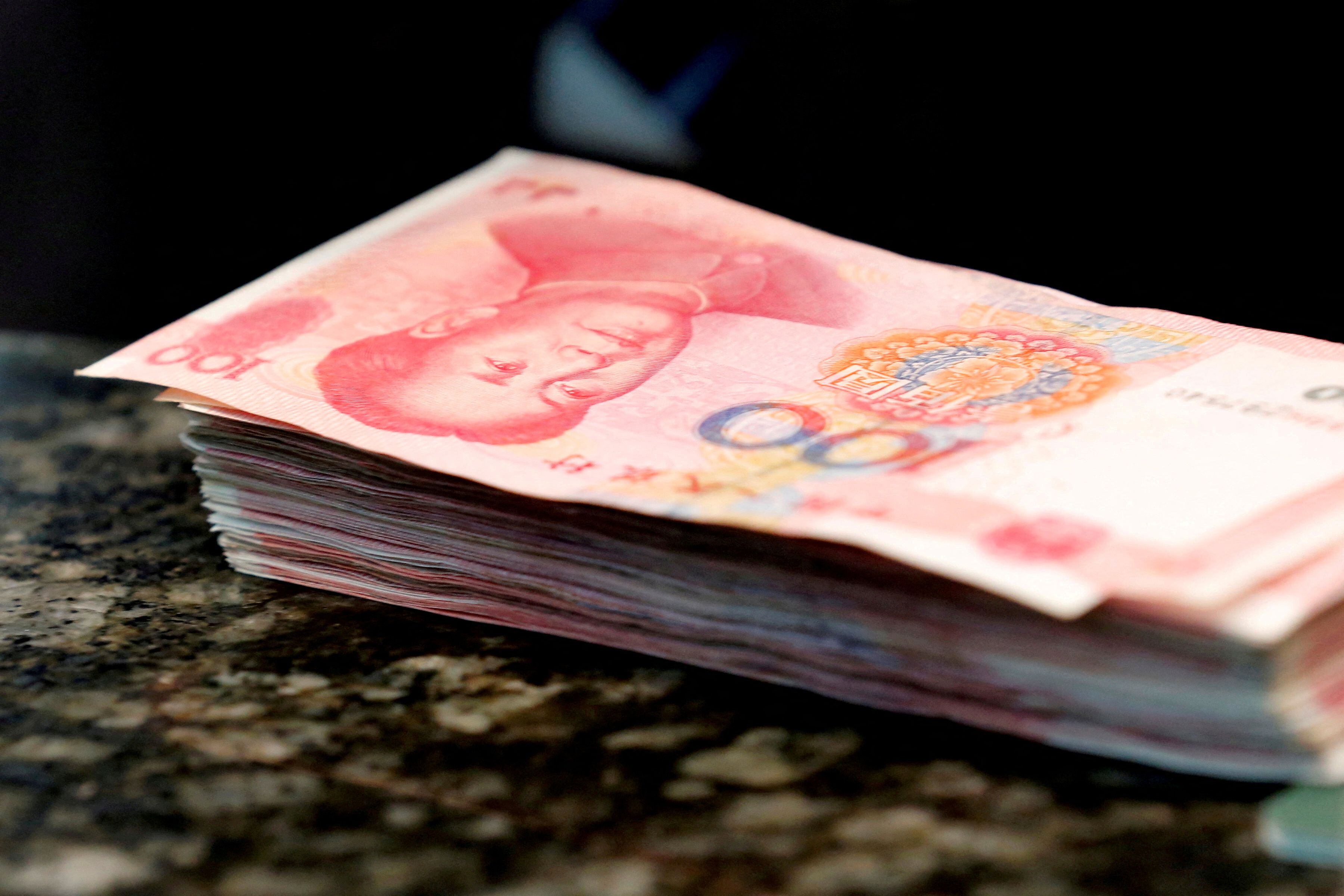 Billetes de 100 yuanes (REUTERS/Kim Kyung-Hoon/File Photo/File Photo)