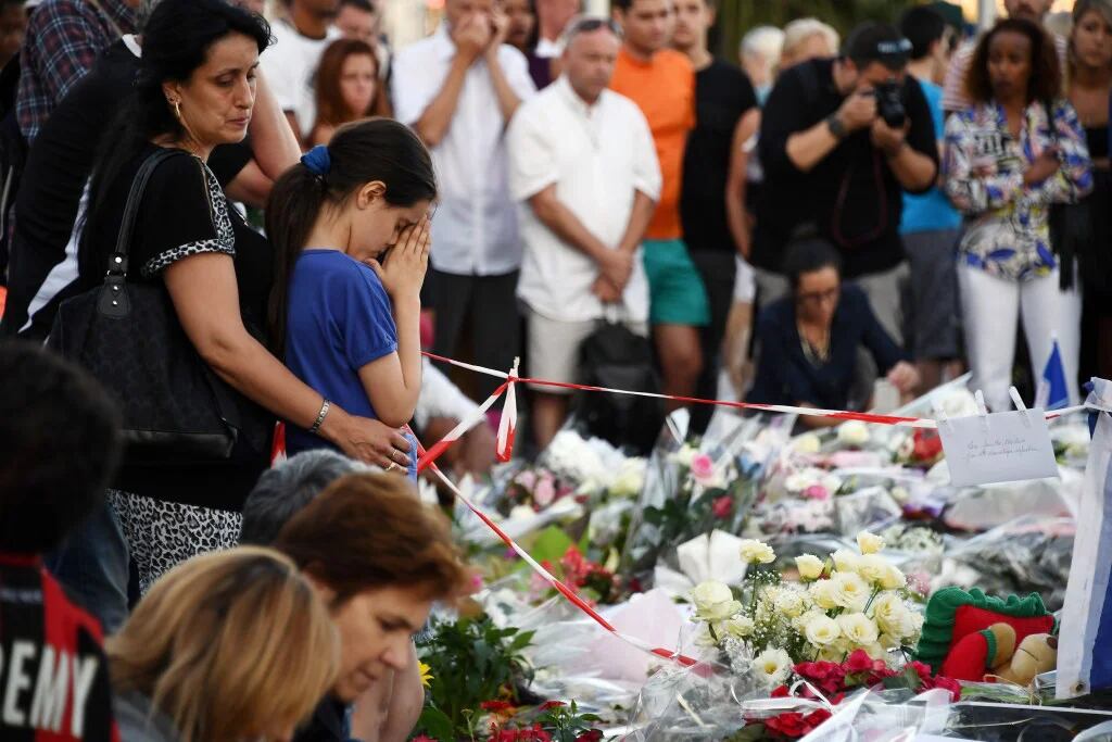 El sábado la gente llevó velas y flores al lugar de la masacre (AFP)