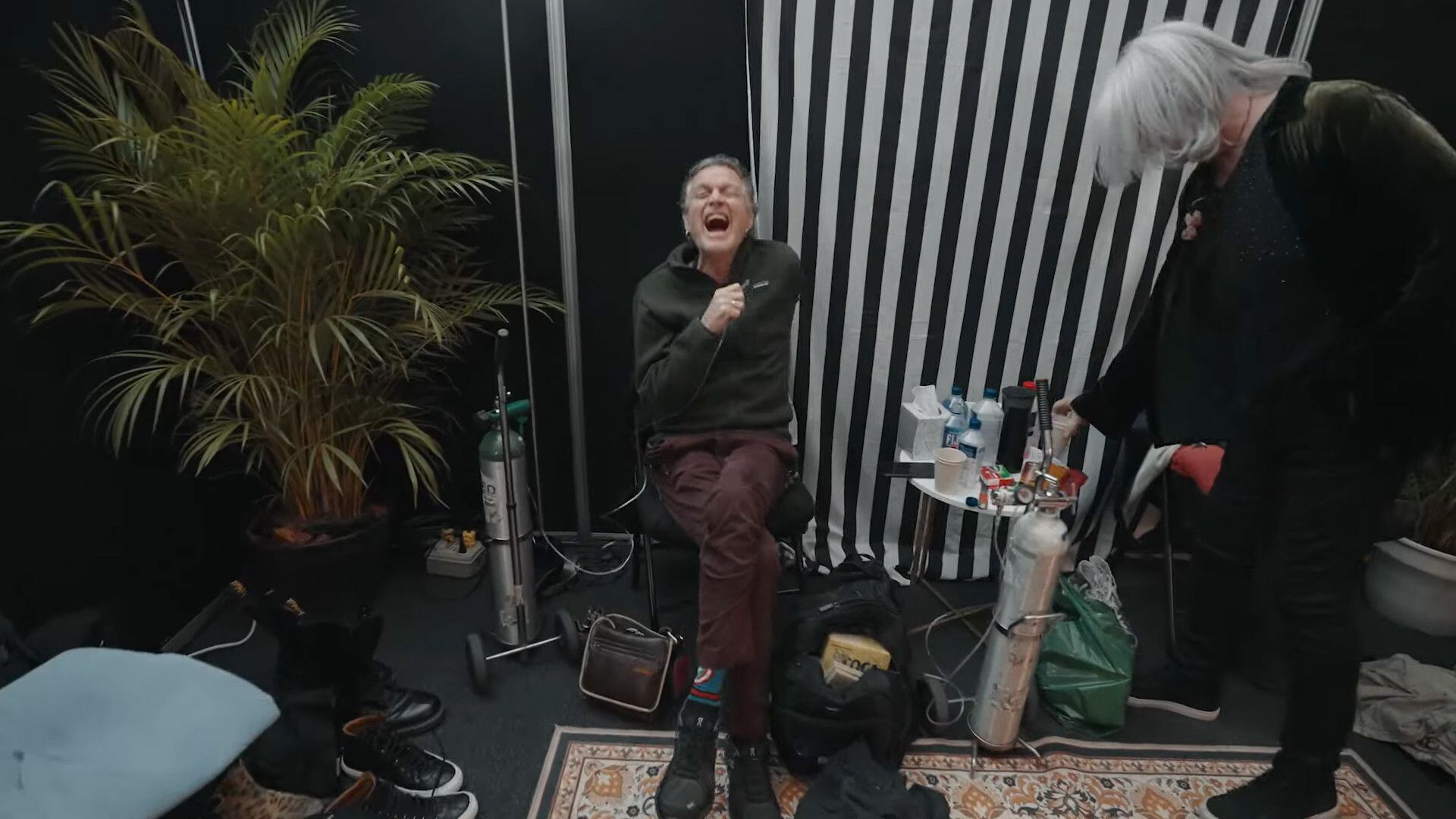 Def Leppard publicó video del backstage en Bogotá, aparece hasta Verónica Alcocer