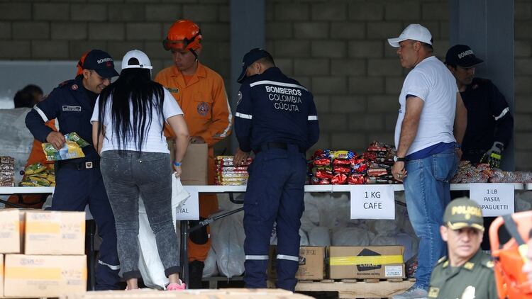 Toneladas de ayuda humanitaria están almacenadas en la zona fronteriza del lado colombiano (Reuters)