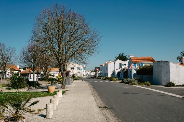 Una calle vacía en la isla francesa de Noirmoutier, el 24 de marzo de 2020. (Dmitry Kostyukov/The New York Times)