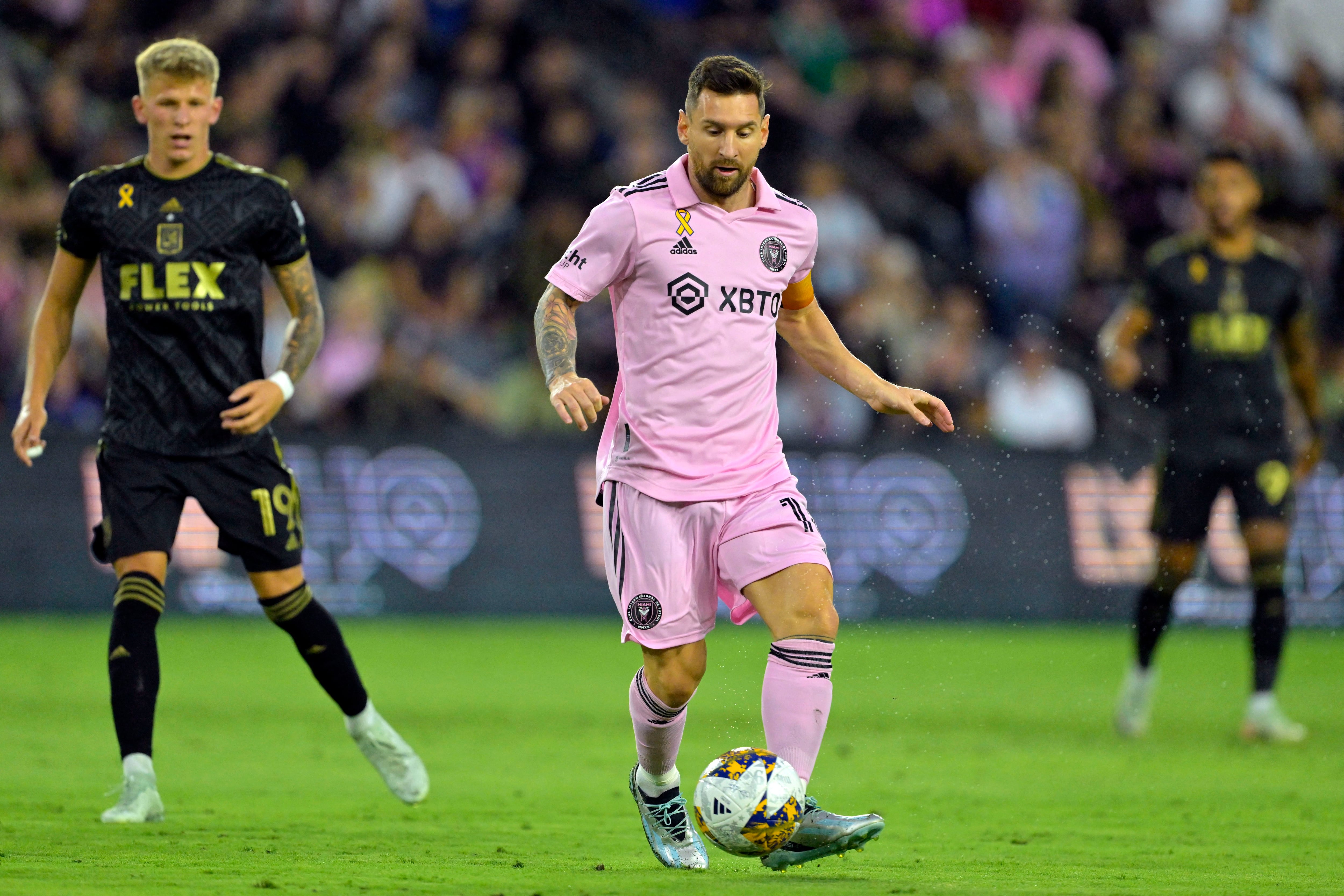 El delantero del Inter Miami CF Lionel Messi (10) controla el balón contra el centrocampista del FC de los Ángeles Mateusz Bogusz (19) en la primera mitad en el estadio BMO (Crédito obligatorio: Kirby Lee-USA TODAY Deportes)