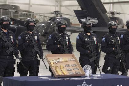 Personal de la Policia Federal, presentaron ante los medios de comunicación a Ramiro Pozos González, apodado “El Molca”, presunto líder y fundador de la organización criminal conocida como La Resistencia.
FOTO: SAÚL LÓPEZ /CUARTOSCURO.