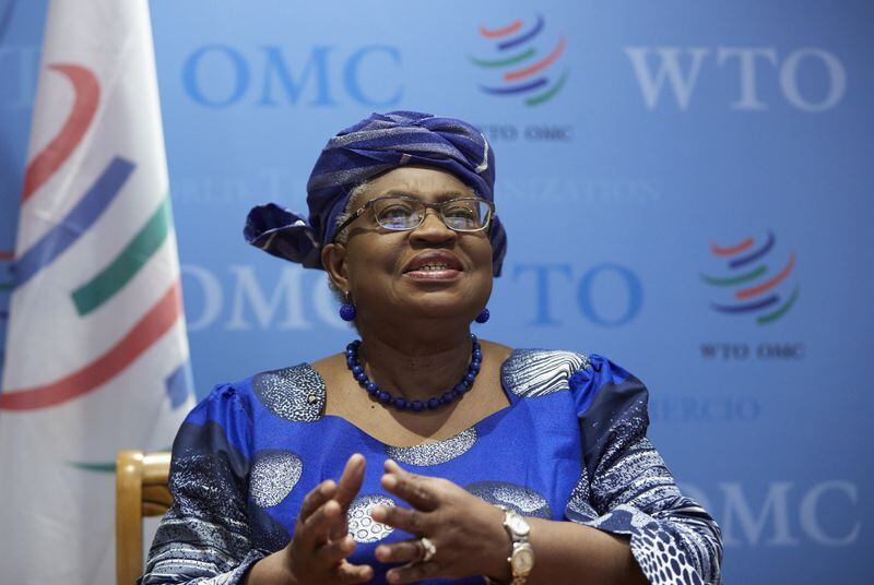La jefa de la Organización Mundial de Comercio (OMC),  Ngozi Okonjo-Iweala, en una rueda de prensa en Ginebra, pide un rápido acuerdo de las farmacéuticas -  REUTERS/Denis Balibouse/