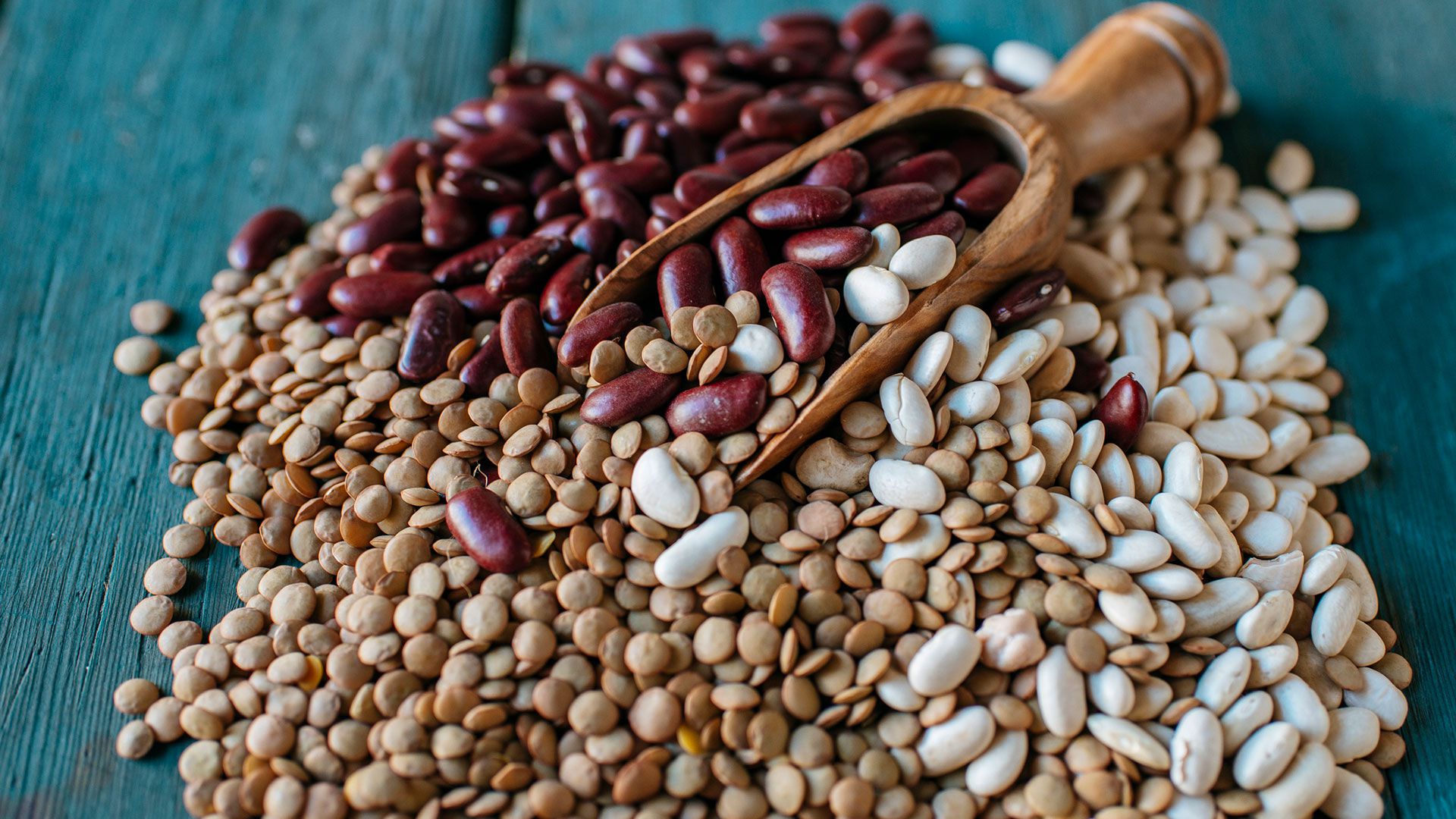 Porotos, lentejas y garbanzos son algunos de los alimentos que ayudan a reducir el colesterol alterado (Getty)