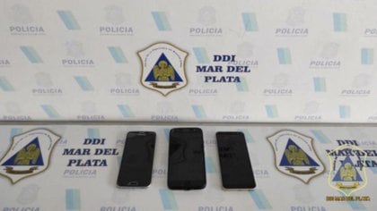 Los teléfonos celulares utilizados por los "falsos policías" desde su celda en la cárcel de Batán
