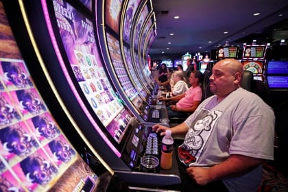 Varios casinos —el Wynn, el MGM y el Caesars entre ellos— ofrecían barbijos al público, pero la Junta de Control de Juego de Nevada no estipuló que los clientes tuvieran la obligación de usarlos. (REUTERS/Steve Marcus)