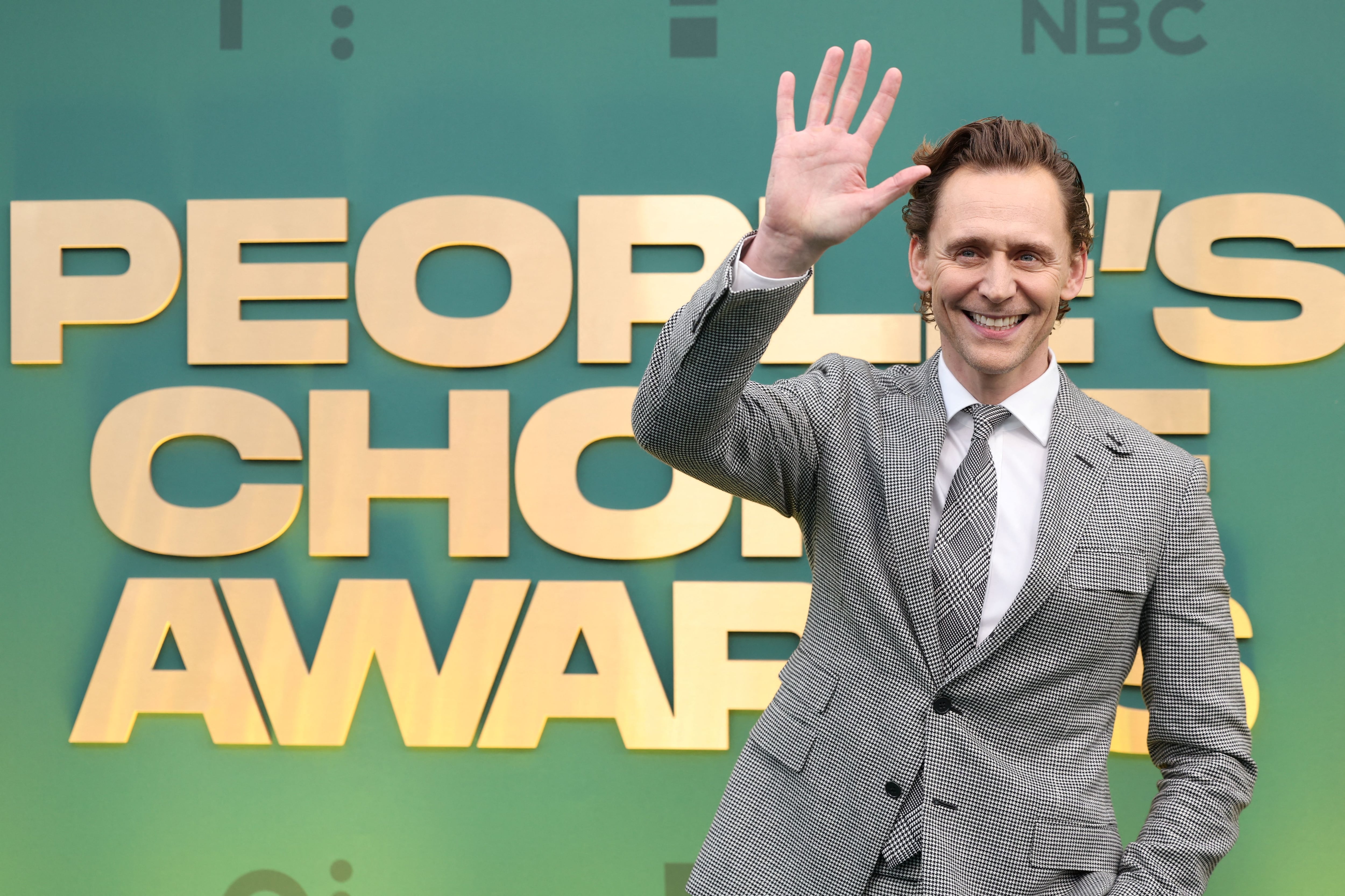 Tom Hiddleston saluda al público en los People's Choice Awards (REUTERS/Mario Anzuoni)