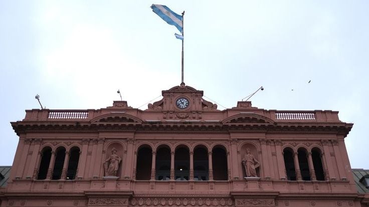 La bandera argentina sobre la Casa Rosada (REUTERS/Carlos García Rawlins)