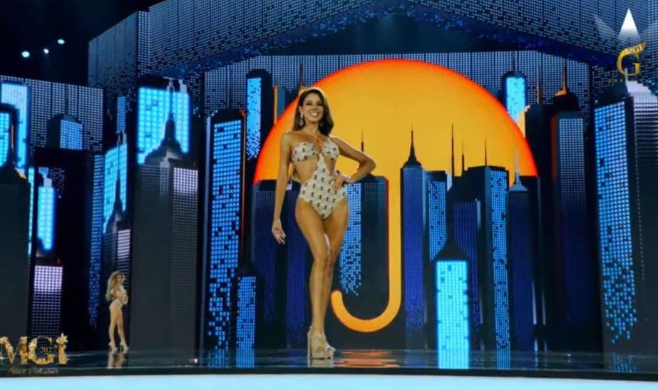 Luciana Fuster desfila en traje de baño en el Miss Grand International 2023.