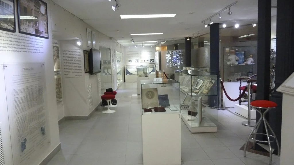 La muestra Evita ocupa un amplio salón en la planta baja de la sede de UTHGRA (R.Peiró)