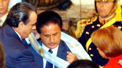 Asunción de Eduardo Duhalde el 2 de enero de 2002 (Télam)